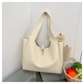 Bolso hobo beige de gran capacidad con cierre de metal dorado en mesa de vidrio - Blanco Roto