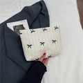 Trousse à maquillage matelassée blanche avec broderie papillon noire et fermeture éclair - Blanc Cassé