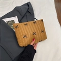 Pochette matelassée en nylon jaune gingembre avec broderies de papillons noirs - Marron