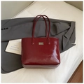 Deep red patent leather tote bag with metallic logo plate and stylish dual shoulder straps - Red (No Pendant)