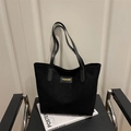 Bolso tote negro retro con textura mate y etiqueta amarilla Fashion en ecopiel - Negro