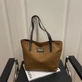 Bolso tote vintage grande en marrón con textura mate y asas negras en silla - Marrón Amarillento