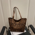 Bolso tote con estampado de leopardo, asas marrones y etiqueta de moda - Leopardo Marrón