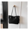 Détail du sac cabas en peluche noir avec poignées en cuir et anneaux métalliques dorés - Noir