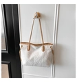 Détails du sac cabas en peluche blanche avec poignées en cuir marron contrasté - Blanc