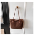Détail d'un sac cabas en polaire peluche marron avec anses en cuir et cordon de serrage - Marron