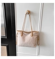 Détail du sac cabas en polaire blanc cassé avec anses en cuir marron et cordons latéraux - Kaki