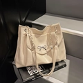 Borsa tote bianco crema in ecopelle con fiocco in metallo e tracolla a catena - Bianco Sporco
