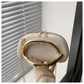Beige Wildleder-Rundtasche mit gebogenem goldenem Metallgriff und schlankem Kettenriemen - Weiß