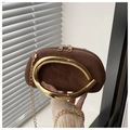 Braune Clutch aus Wildleder in Halbkreisform mit großem goldenem Metallgriff und Kette - Braun