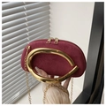 Burgunderrote Wildleder-Clutch in Halbkreisform mit goldenem U-Griff und Kette - Rot