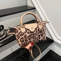 Sac bandoulière léopard avec poignée en cuir marron clair et rabat enveloppe - Kaki