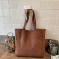 Detalle del bolso tote de pana marrón con textura de tela gruesa y diseño de gran capacidad - Marrón