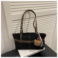 Dettaglio borsa tote in tela nera con cinturini in pelle marrone e ciondolo orso - Nero con ciondolo