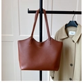 Classic brown leather tote bag with large capacity for daily commuting use - Brown (Without Pendant)