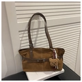 Dettaglio della borsa vintage in pelle scamosciata marrone con ciondolo a orso - Marrone con ciondolo