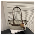 Dettaglio della borsa tote in tela con spalline in pelle marrone e ciondolo a orsetto - Grigio Con Pendente
