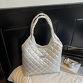 Weiße gesteppte Puffer-Tasche mit Perlmutt-Glanz und gewebtem Fashion-Etikett - Gebrochenes Weiß
