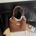 Braune gesteppte Puffer-Tasche mit Rautenmuster und Fashion Instinct-Etikett - Braun