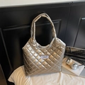 Gesteppte Tragetasche in Hellgold mit Metallic-Finish und Rautensteppung - Champagner