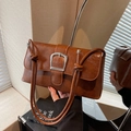 Bolso bandolera de charol marrón vintage con hebilla de metal plateada de gran tamaño - Marrón