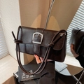 Bolso de hombro cuadrado minimalista en charol marrón café con detalle de hebilla plateada - Marrón