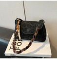 Borsa a mezzaluna retrò in pelle scamosciata nera leopardata con tracolla intrecciata - Leopardo Nero con Ciondolo