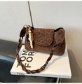 Borsa a mezzaluna leopardata marrone con tracolla intrecciata e ciondolo in legno - Marrone Leopardato Con Pendaglio