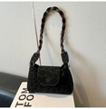 Dettaglio borsa leopardata con tracolla in pelle intrecciata e anelli in metallo argento - Stampa Leopardata Nera Senza Ciondolo