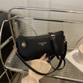 Sac croissant en cuir noir à grain litchi avec boucle dorée et texte de mode - Noir