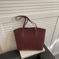 Bolso tote grande color burdeos con estampado de leopardo y textura de gamuza - Rojo
