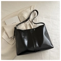 Große schwarze Handtasche aus glänzendem Leder mit verstellbarem Riemen für Damenmode - Schwarz