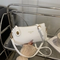 Sac hobo blanc minimaliste avec texte doré et fermoir rotatif en métal brillant - Blanc