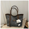 Détail du sac cabas gris tie-dye avec anses en cuir marron et breloque nuage blanc - Noir avec pendentif