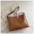 Braune Lackleder Umhängetasche mit Nietengurten und Vintage Hobo-Stil Ästhetik - Braun
