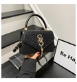 Dettaglio borsa a tracolla in pelle nera intrecciata con logo S dorato e nappa metallica - Trama Intrecciata / Nero