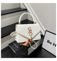 Detail van een witte crossbodytas met krokodillentextuur, gouden franjegesp en handvat - Wit