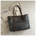 Grote grijze canvas shopper met bruine leren handvatten op een minimalistisch bed - Zonder Hanger / Zwart