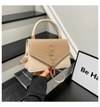 Dettaglio della borsa beige in pelle intrecciata con logo dorato e nappina metallica - Trama Intrecciata / Cachi
