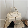 Dettaglio borsa bowling bianco crema con tasche anteriori e finiture in metallo argento - Beige