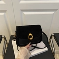 Bolso bandolera retro negro para mujer con herrajes dorados y acabado de ante - Negro