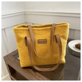 Detalle del bolso tote de forro polar amarillo con correas de cuero sintético marrón - Amarillo