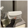 Detalle del bolso de hombro de cuero blanco con barra de metal dorado y cadena - Blanco