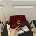 Bolso bandolera pequeño burdeos con solapa de ante mate y hebilla dorada en forma de U - Rojo