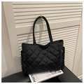 Bolso tote negro acolchado con grandes diamantes y un acabado suave brillante - Negro