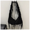 Detalle de bolso medialuna de ante negro con flecos largos y adornos estilo boho - Negro
