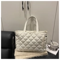 Bolso tote acolchado blanco con patrón de rombos minimalista y textura suave casual - Blanco