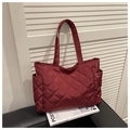 Bolso tote acolchado burdeos con costuras de rombos y prácticos bolsillos laterales - Rojo