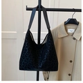 Detalle de un bolso tote con estampado de leopardo negro y textura de piel sintética - Negro