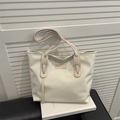 Bolso tote minimalista de charol blanco con correas de hombro y emblema moderno - Blanco